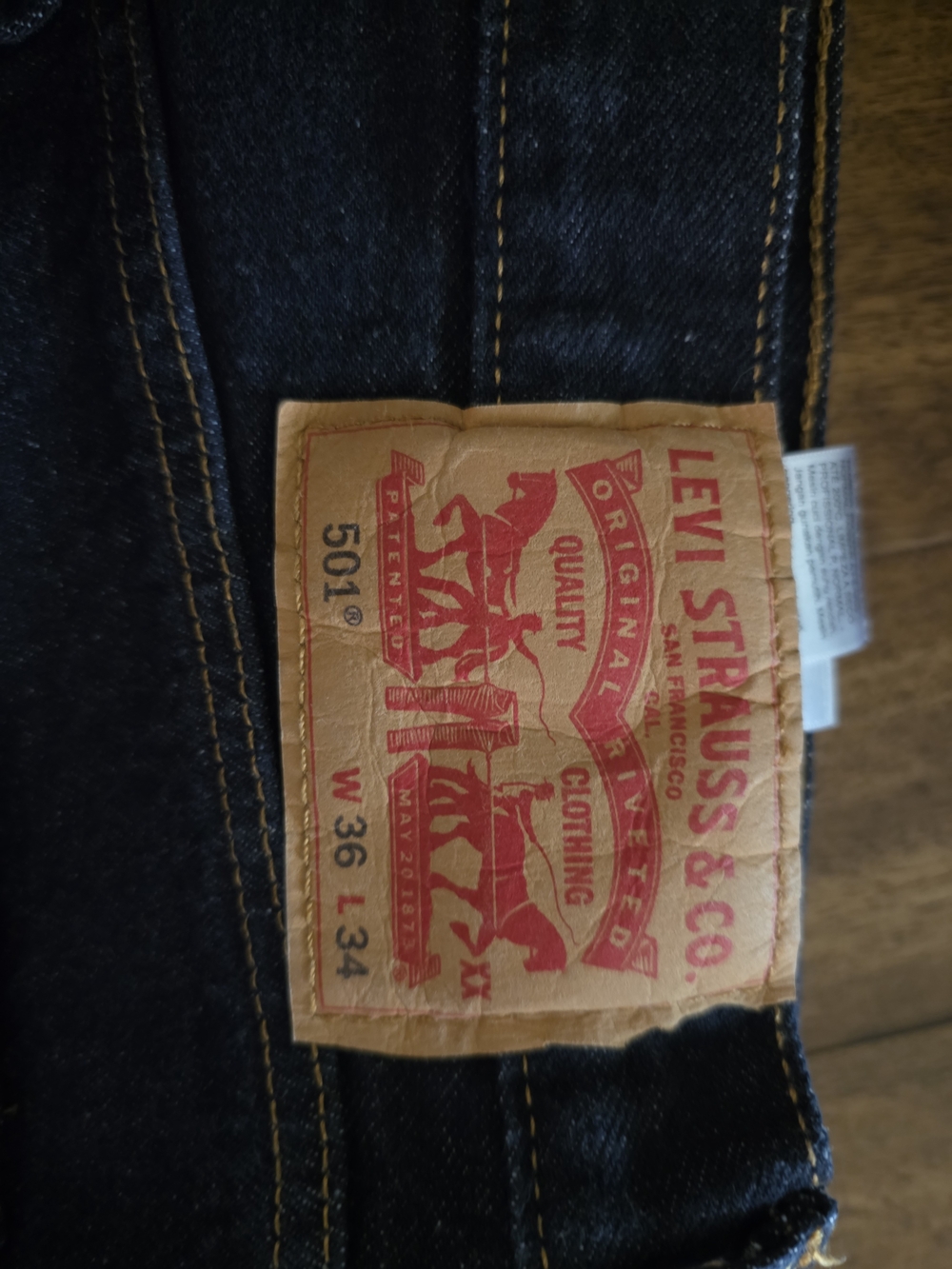 Levi's Straight Men’s Jeans in Dark Blue with Tan Patch